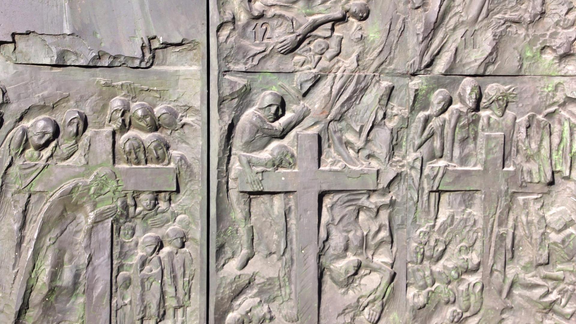 Ein Auschnitt aus der Kirchenpforte der Kolbe-Kirche in Auschwitz, aufgenommenn am 12.12.2014. Das katholische Gotteshaus wurde in den 80er Jahren in einem Neubaugebiet errichtet und ist dem in Auschwitz ermordeten Franziskaner-Mönch, gewidmet.