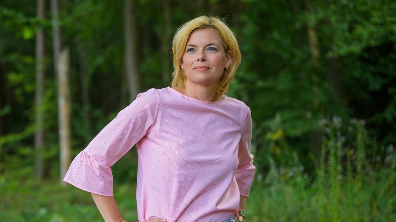 02.08.2019, Rheinland-Pfalz, Hauenstein: Bundeslandwirtschaftsministerin Julia Klöckner (CDU) steht nach ihrem Besuch im Bundeslager der Deutschen Waldjugend der Schutzgemeinschaft Deutscher Wald in einem Waldstück. Klöckner sprach mit Jugendlichen darüber, welchen Beitrag jeder für eine nachhaltige Zukunft leisten kann. 02.08.2019, Rheinland-Pfalz, Hauenstein: Bundeslandwirtschaftsministerin Julia Klöckner (CDU) steht nach ihrem Besuch im Bundeslager der Deutschen Waldjugend der Schutzgemeinschaft Deutscher Wald in einem Waldstück. Klöckner sprach mit Jugendlichen darüber, welchen Beitrag jeder für eine nachhaltige Zukunft leisten kann.