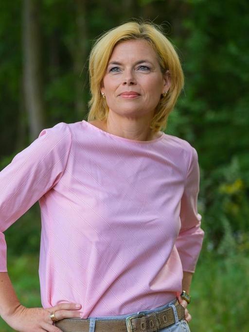 02.08.2019, Rheinland-Pfalz, Hauenstein: Bundeslandwirtschaftsministerin Julia Klöckner (CDU) steht nach ihrem Besuch im Bundeslager der Deutschen Waldjugend der Schutzgemeinschaft Deutscher Wald in einem Waldstück. Klöckner sprach mit Jugendlichen darüber, welchen Beitrag jeder für eine nachhaltige Zukunft leisten kann.