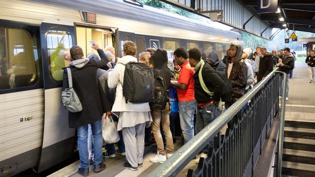 Flüchtlinge und Pendler besteigen im Bahnhof von Flensburg einen Zug nach Kolding in Dänemark.