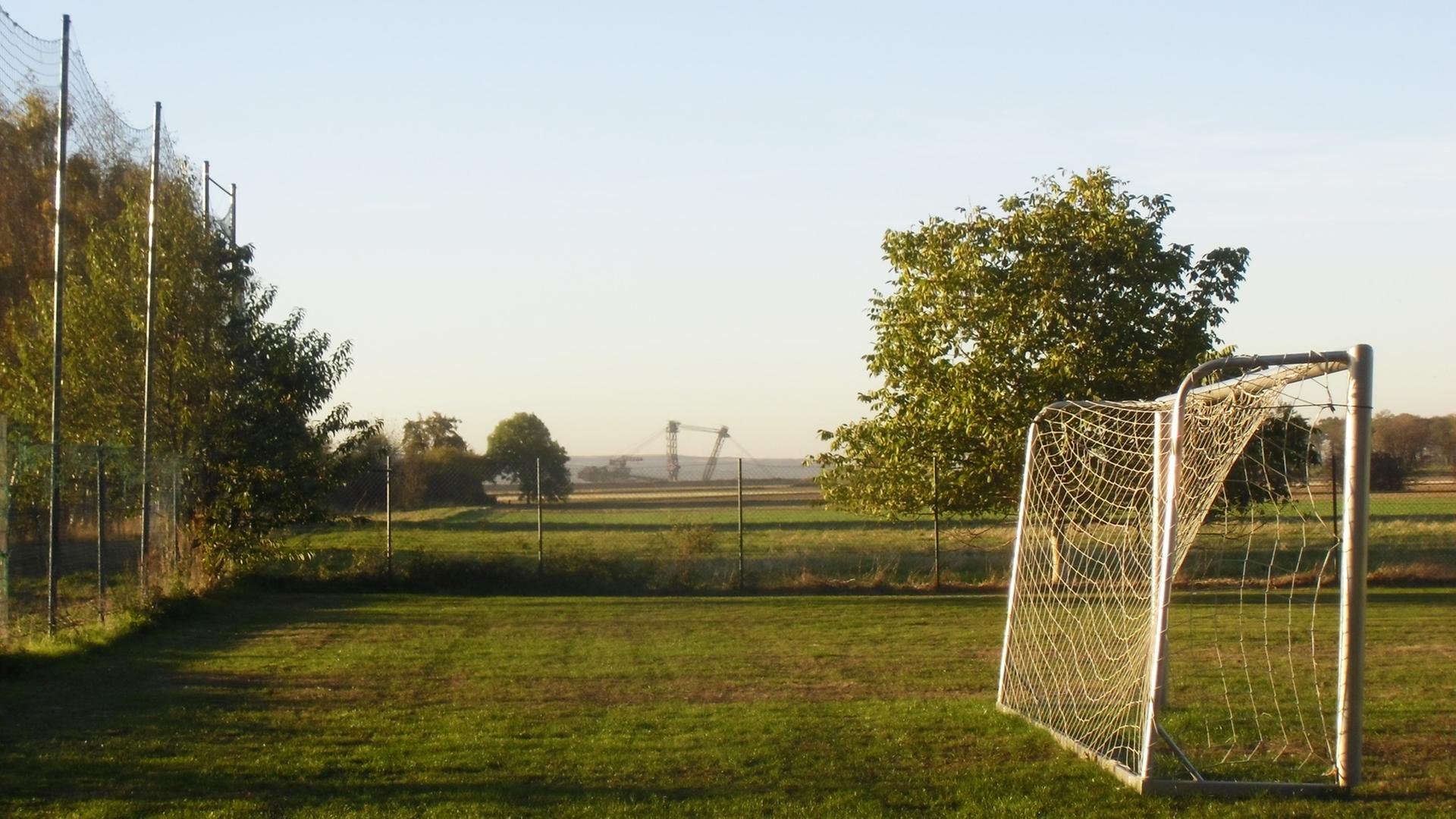 Der alte Fußballplatz von Morschenich wird schon bald abgebaggert und durch den Tagebau zerstört Der alte Fußballplatz von Morschenich wird schon bald abgebaggert und durch den Tagebau zerstört