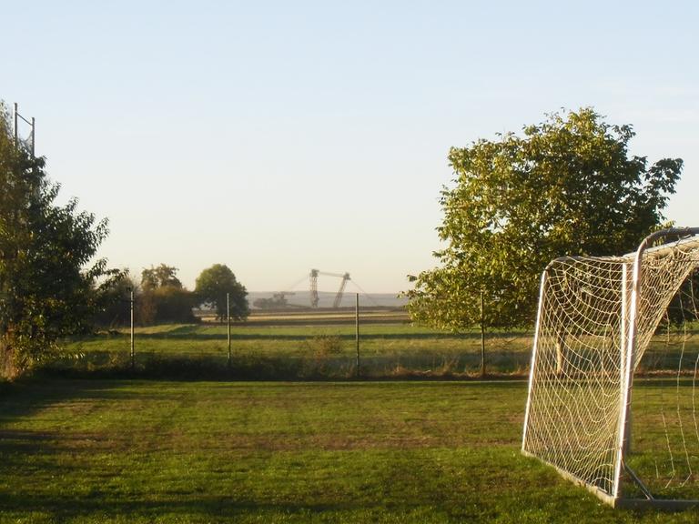 Der alte Fußballplatz von Morschenich wird schon bald abgebaggert und durch den Tagebau zerstört