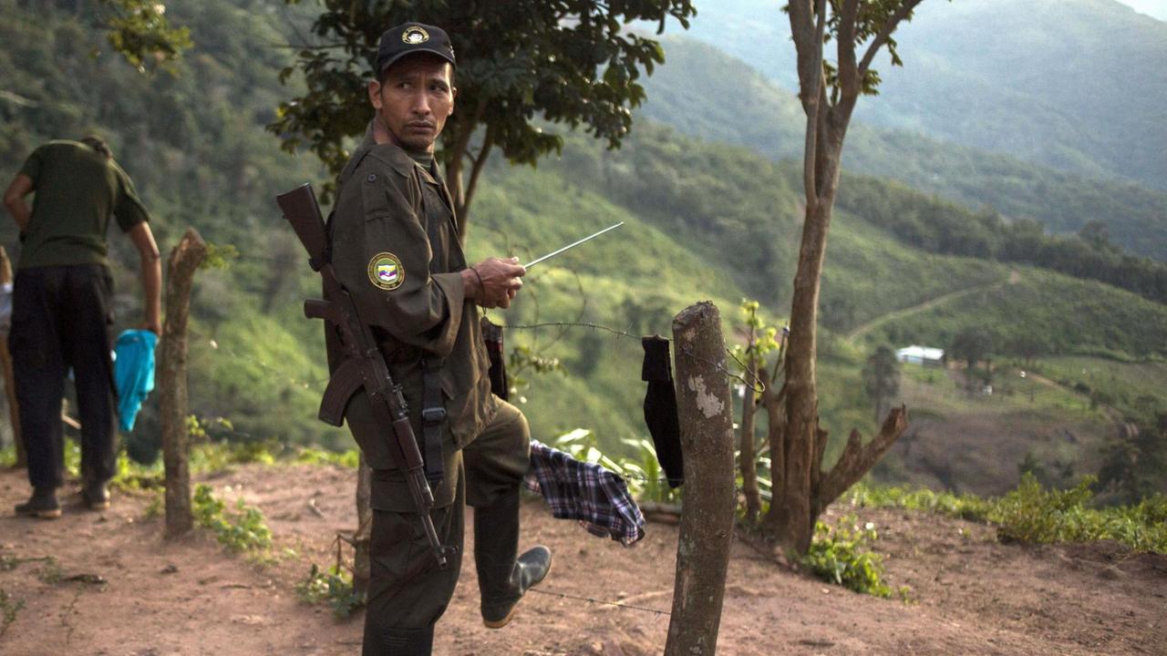 Eine Gruppe von FARC-Rebellen wartet hier in einem Camp nahe Serrania del Perija auf ihre Entwaffnung. Eine Gruppe von FARC-Rebellen wartet hier in einem Camp nahe Serrania del Perija auf ihre Entwaffnung.