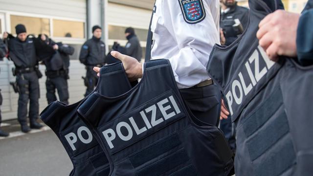 In den nächsten Monaten sollen alle knapp sechstausend Thüringer Polizeivollzugsbeamtinnen und -Beamte mit einer persönlichen Schutzweste nach aktuellem Stand der Technik ausgerüstet werden.