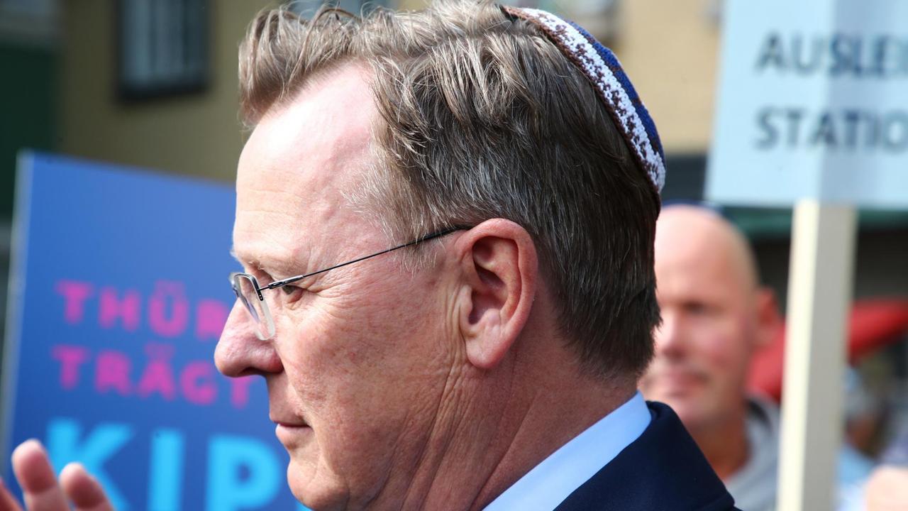 25.04.2018, Thüringen, Erfurt: Bodo Ramelow (Linke), Ministerpräsident von Thüringen, trägt eine Kippa bei einer Kundgebung. Mit der Demonstration wollen die Teilnehmer ein Zeichen setzen gegen Antisemitismus und Ausgrenzung. Foto: Bodo Schackow/dpa-Zentralbild/dpa | Verwendung weltweit 25.04.2018, Thüringen, Erfurt: Bodo Ramelow (Linke), Ministerpräsident von Thüringen, trägt eine Kippa bei einer Kundgebung. Mit der Demonstration wollen die Teilnehmer ein Zeichen setzen gegen Antisemitismus und Ausgrenzung. Foto: Bodo Schackow/dpa-Zentralbild/dpa | Verwendung weltweit