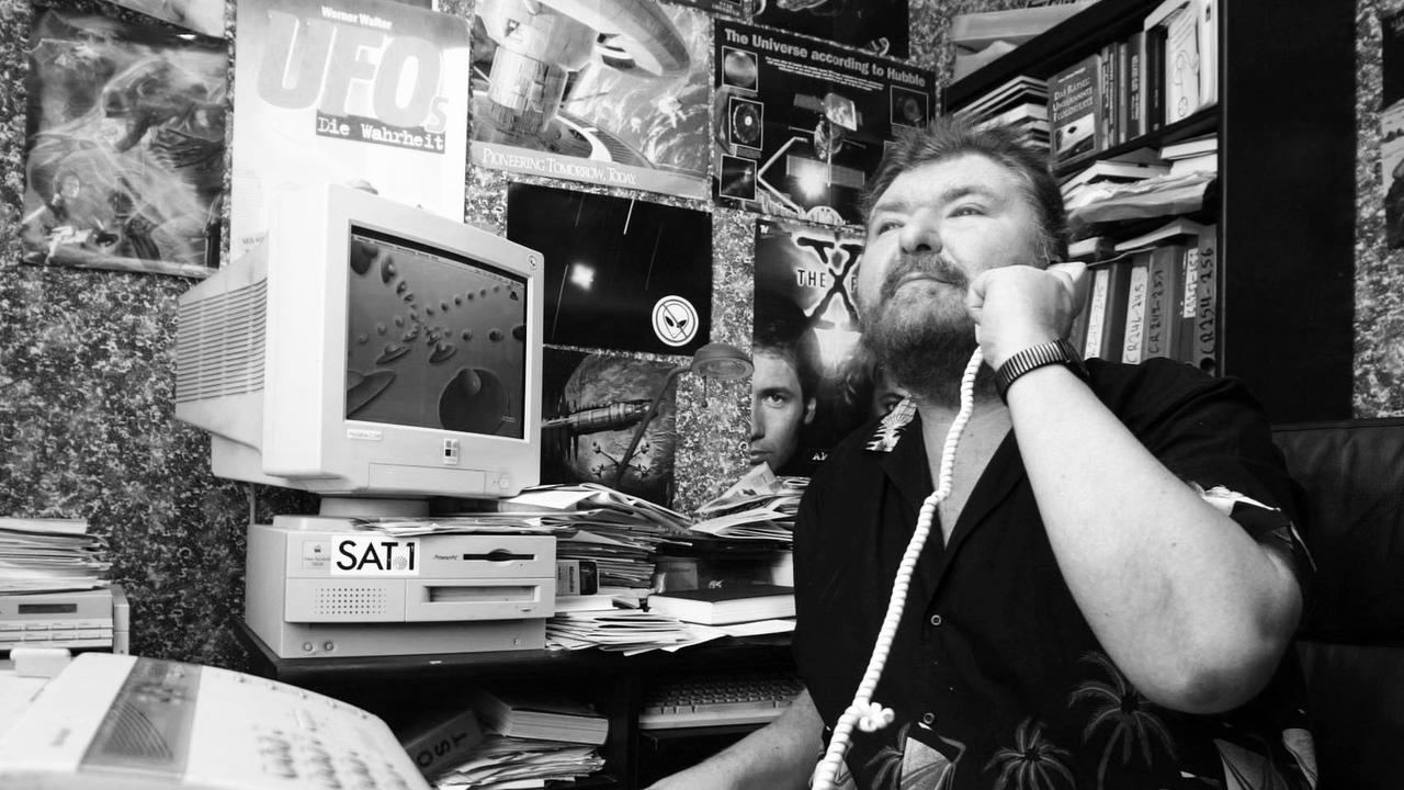 Werner Walter sitzt telefonierend am 26.8.2003 auf seinem Sessel in der UFO-Meldestelle in Mannheim. Werner Walter sitzt telefonierend am 26.8.2003 auf seinem Sessel in der UFO-Meldestelle in Mannheim.