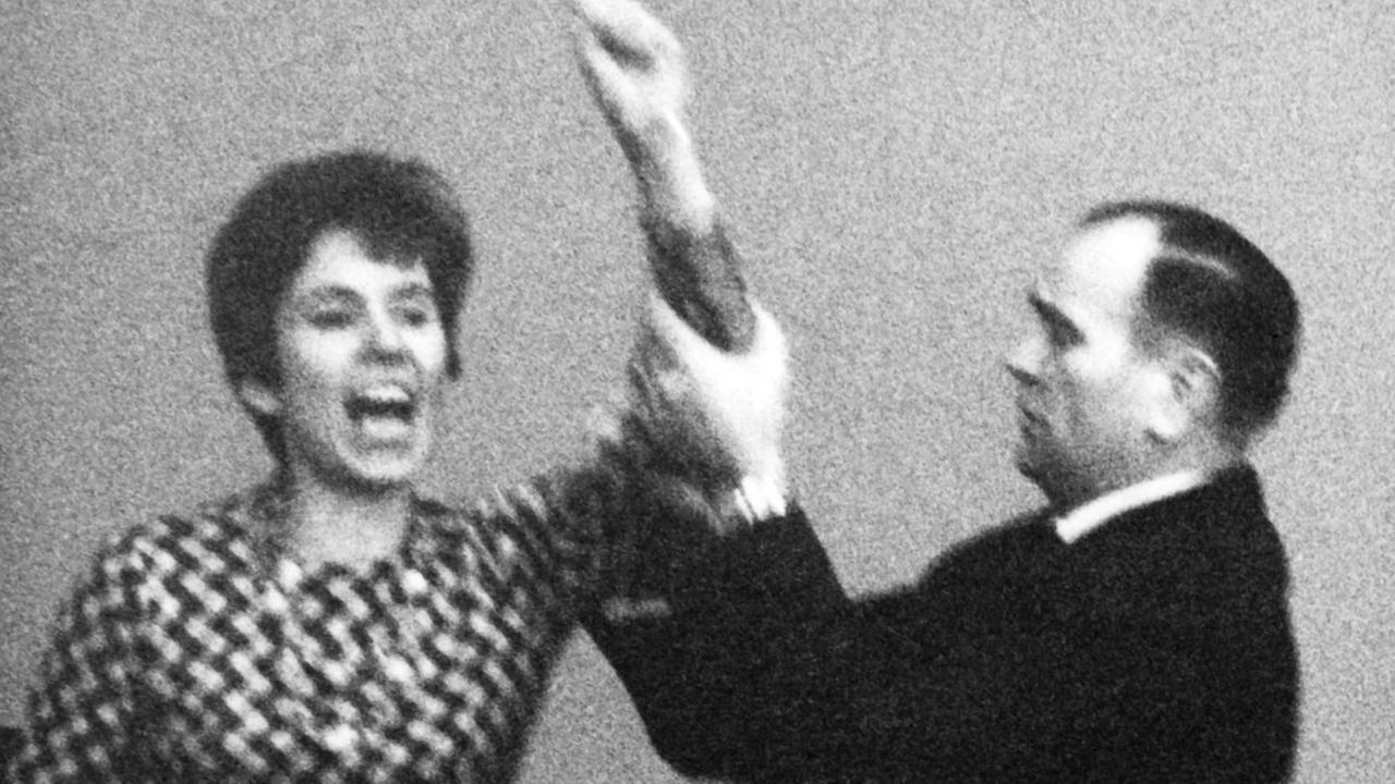 Die aus Berlin stammende Französin Beate Klarsfeld beschimpft während einer Bundestagssitzung am 02.04.1968 von der Zuschauertribüne im Bundestag in Bonn Bundeskanzler Kiesinger als "Nazi" und "Verbrecher". Neben ihr ein Saaldiener. | Verwendung weltweit Die aus Berlin stammende Französin Beate Klarsfeld beschimpft während einer Bundestagssitzung am 02.04.1968 von der Zuschauertribüne im Bundestag in Bonn Bundeskanzler Kiesinger als "Nazi" und "Verbrecher". Neben ihr ein Saaldiener. | Verwendung weltweit