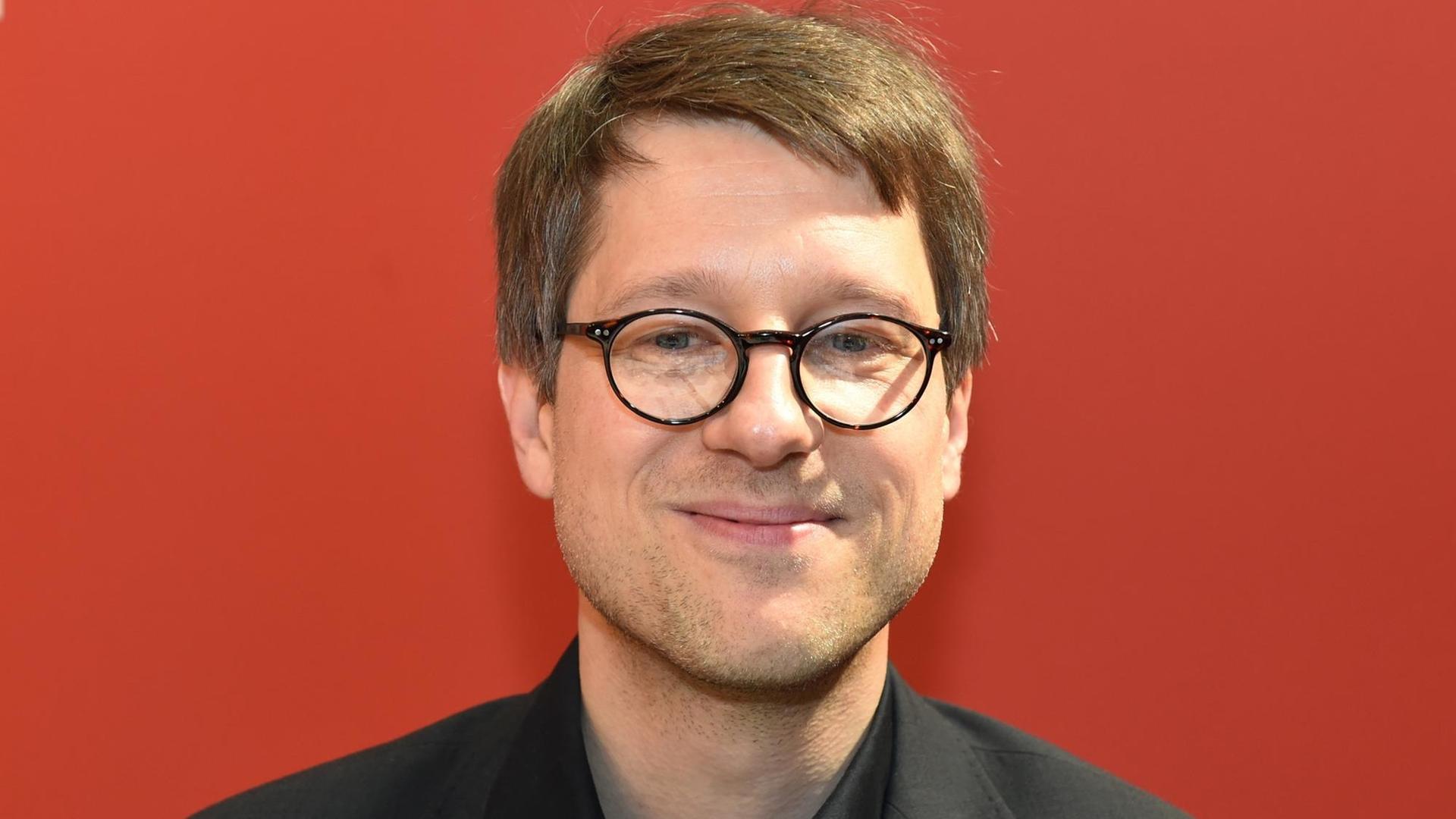 Porträtfoto des Lyrikers Jan Wagner. Porträtfoto des Lyrikers Jan Wagner.