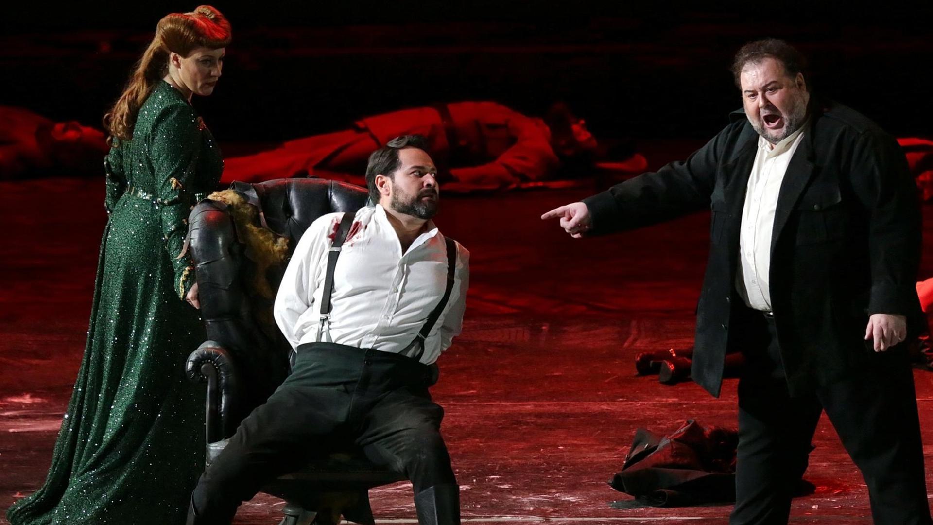 Saioa Hernandez, Ildar Abdrazakov (Mitte) und Fabio Sartori. Szene aus der Oper "Attila" von Guiseppe Verdi in der Regie von Davide Livermore an der Mailänder Scala.
