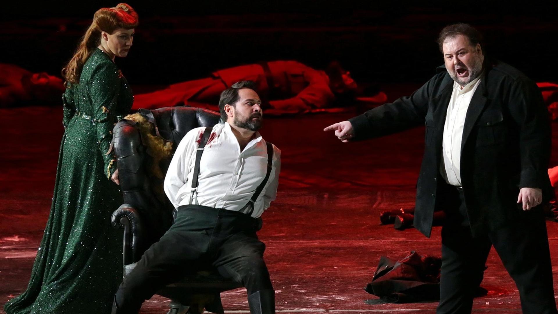 Saioa Hernandez, Ildar Abdrazakov (Mitte) und Fabio Sartori. Szene aus der Oper "Attila" von Guiseppe Verdi in der Regie von Davide Livermore an der Mailänder Scala. Saioa Hernandez, Ildar Abdrazakov (Mitte) und Fabio Sartori. Szene aus der Oper "Attila" von Guiseppe Verdi in der Regie von Davide Livermore an der Mailänder Scala.