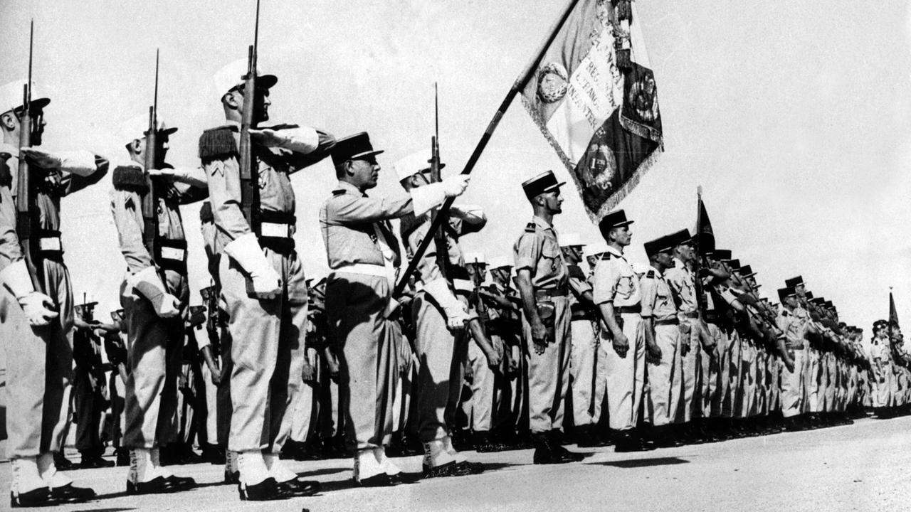Fremdenlegionäre während der letzten Parade am 14. Juli 1962, dem französischen Nationalfeiertag, auf dem Stützpunkt in Sidi-Bel-Abbes in Algerien. Fremdenlegionäre während der letzten Parade am 14. Juli 1962, dem französischen Nationalfeiertag, auf dem Stützpunkt in Sidi-Bel-Abbes in Algerien.