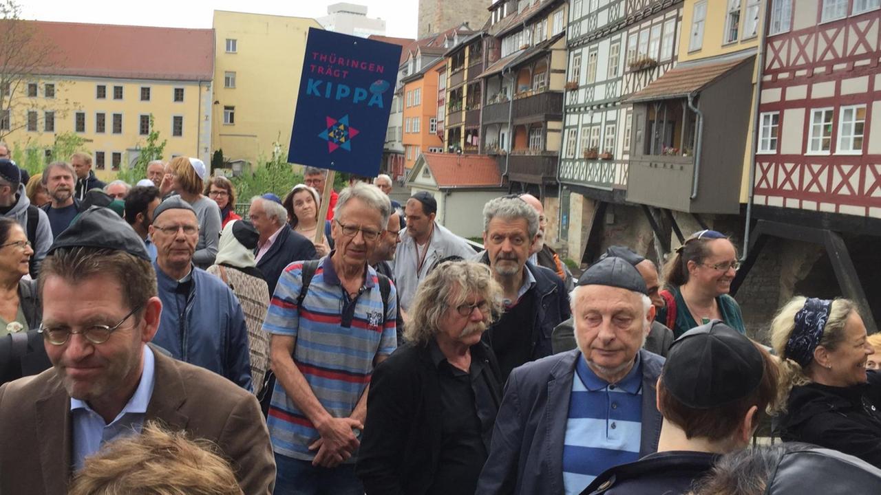 Nach einem antisemitischen Übergriff auf eine Kippa tragende Person in Berlin zeigen Demonstranten am 15. April 2018 Solidarität mit Juden. Das Motto bei diesem Solidaritätsmarsch in Erfurt: "Thüringen trägt Kippa" Nach einem antisemitischen Übergriff auf eine Kippa tragende Person in Berlin zeigen Demonstranten am 15. April 2018 Solidarität mit Juden. Das Motto bei diesem Solidaritätsmarsch in Erfurt: "Thüringen trägt Kippa"