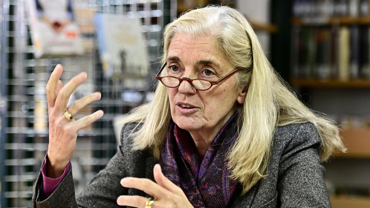 NRW-Kulturministerin Isabel Pfeiffer-Poensgen gestikuliert während eines Gesprächs. NRW-Kulturministerin Isabel Pfeiffer-Poensgen gestikuliert während eines Gesprächs.