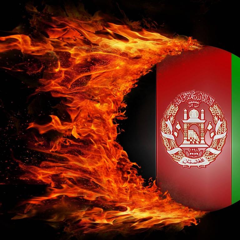 Die Illustration einer brennenden Flagge Afghanistans.