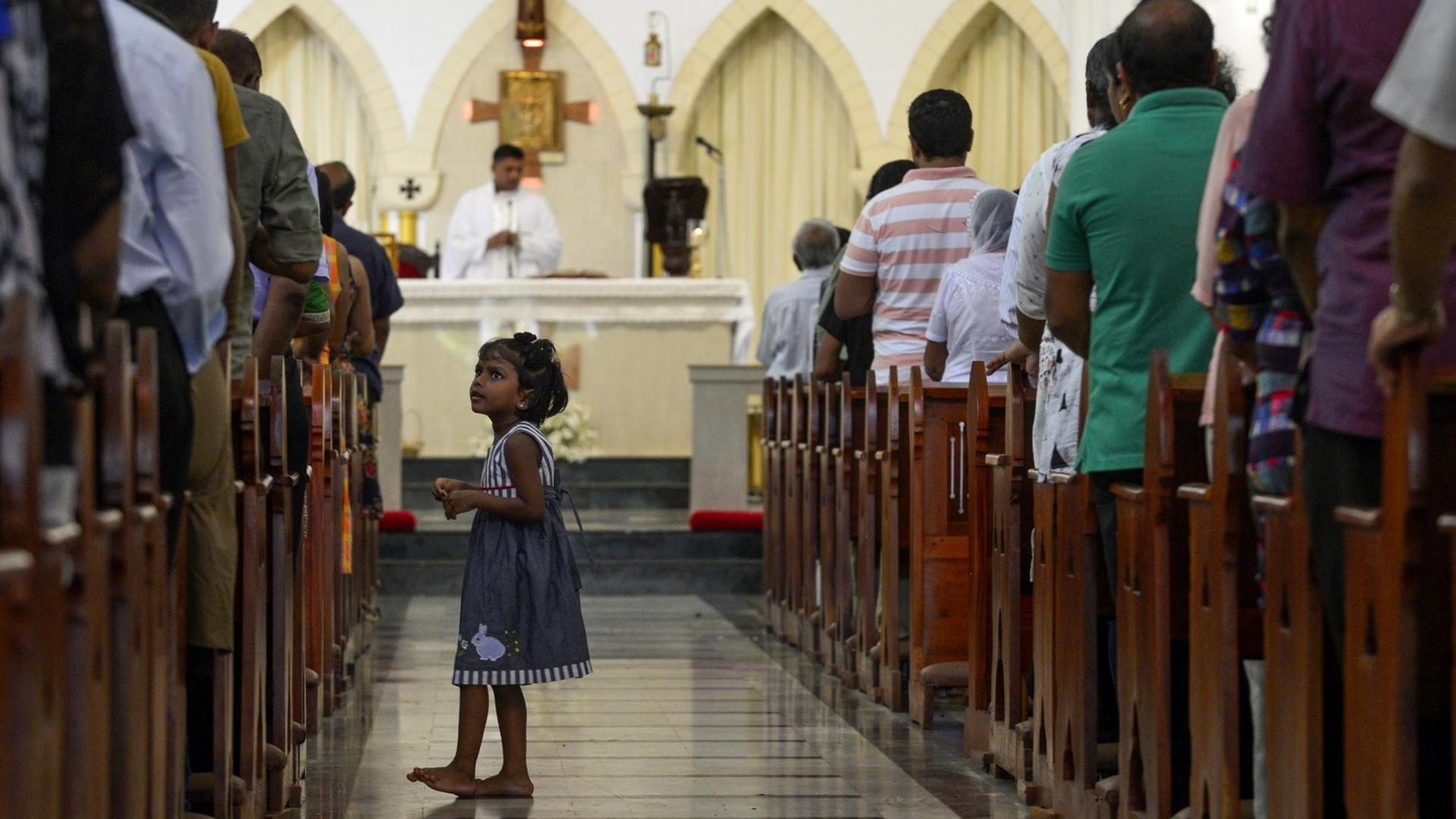 Katholiken in der St. Theresa's Kirche in Colombo, Sri Lanka Katholiken in der St. Theresa's Kirche in Colombo, Sri Lanka