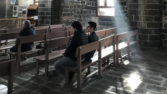 Muslimische Besucher beim Gottesdienst in der Marienkirche in Diyarbakir