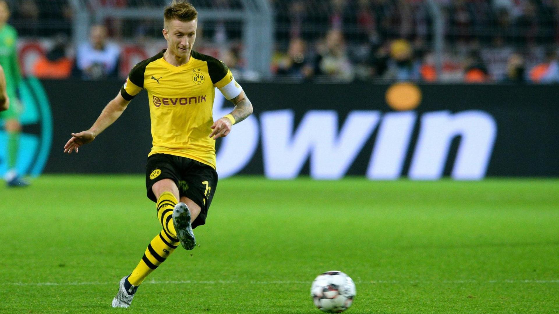 Marco Reus von Borussia Dortmund vor einer Bandenwerbung des Wettanbieters BWin. Marco Reus von Borussia Dortmund vor einer Bandenwerbung des Wettanbieters BWin.