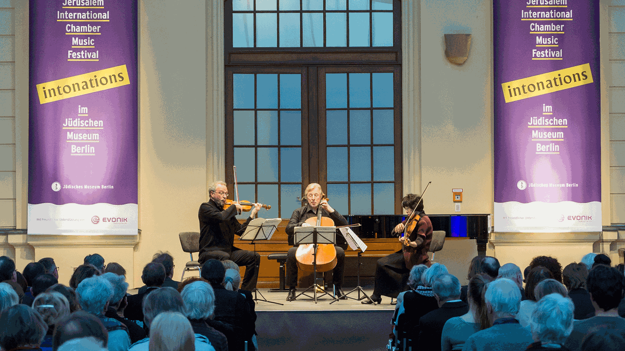 Das Kammermusikfestival Intonations im Glashof des Jüdischen Museums Berlin