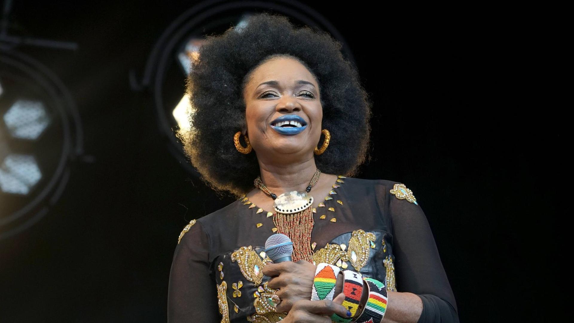 Die Musikerin Oumou Sangaré aus Mali bei einem Auftritt in London im Juli 2017 (Bild: imago stock&people) Die Musikerin Oumou Sangaré aus Mali bei einem Auftritt in London im Juli 2017 (Bild: imago stock&people)