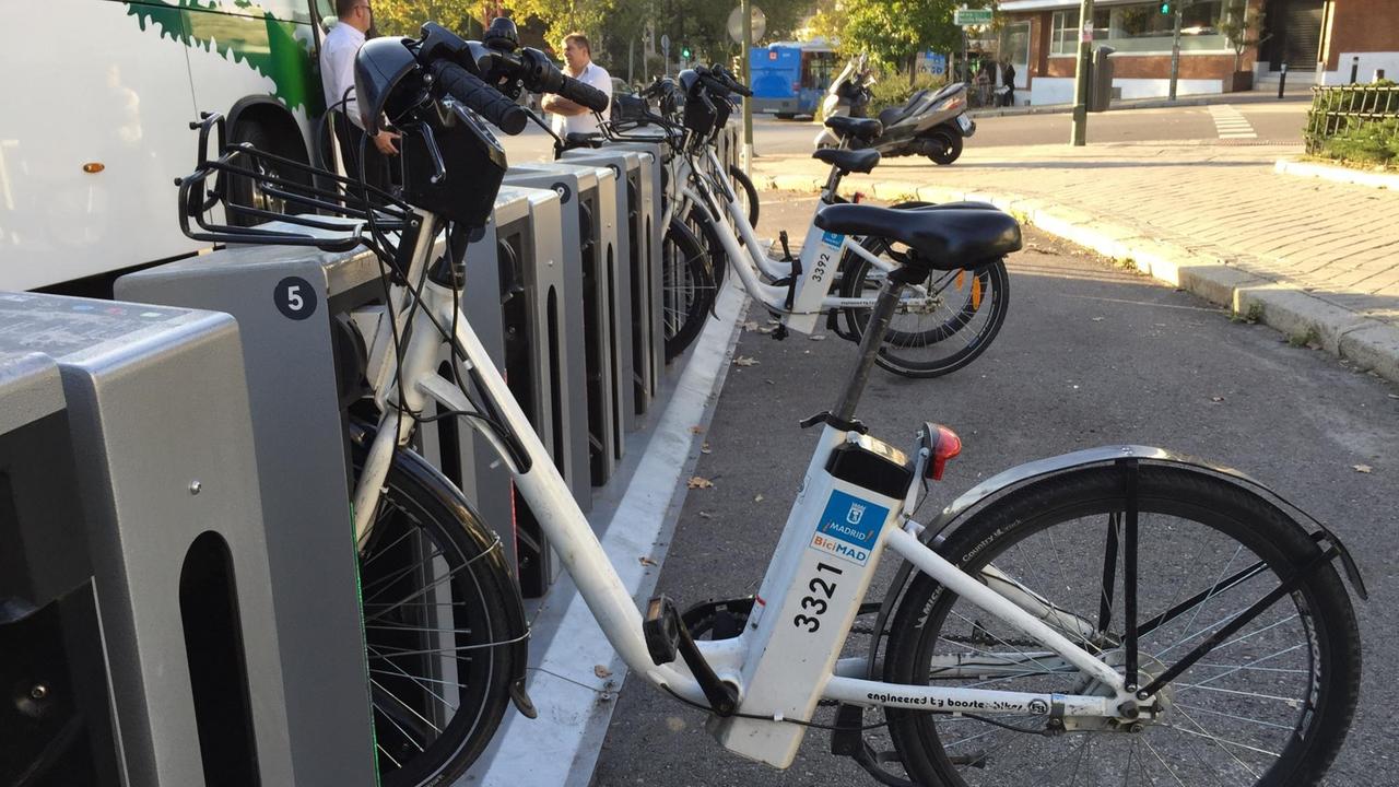 Geparktes E-Bike von Bici-Mad in Madrid. Geparktes E-Bike von Bici-Mad in Madrid.