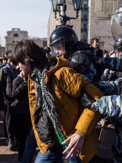 Während der landesweiten Anti-Korruptions-Proteste in Russland wurden - wie hier in Moskau - Hunderte Demonstranten festgenommen