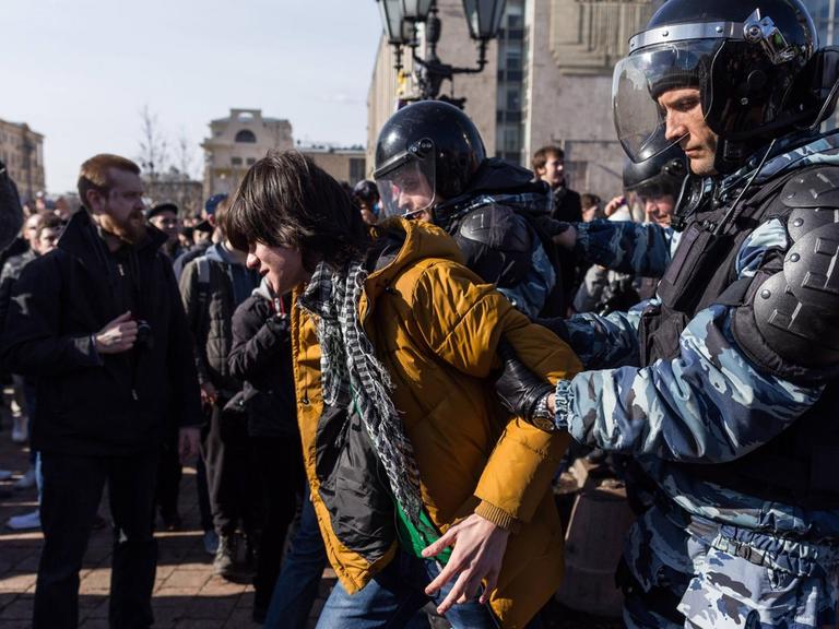 Während der landesweiten Anti-Korruptions-Proteste in Russland wurden - wie hier in Moskau - Hunderte Demonstranten festgenommen