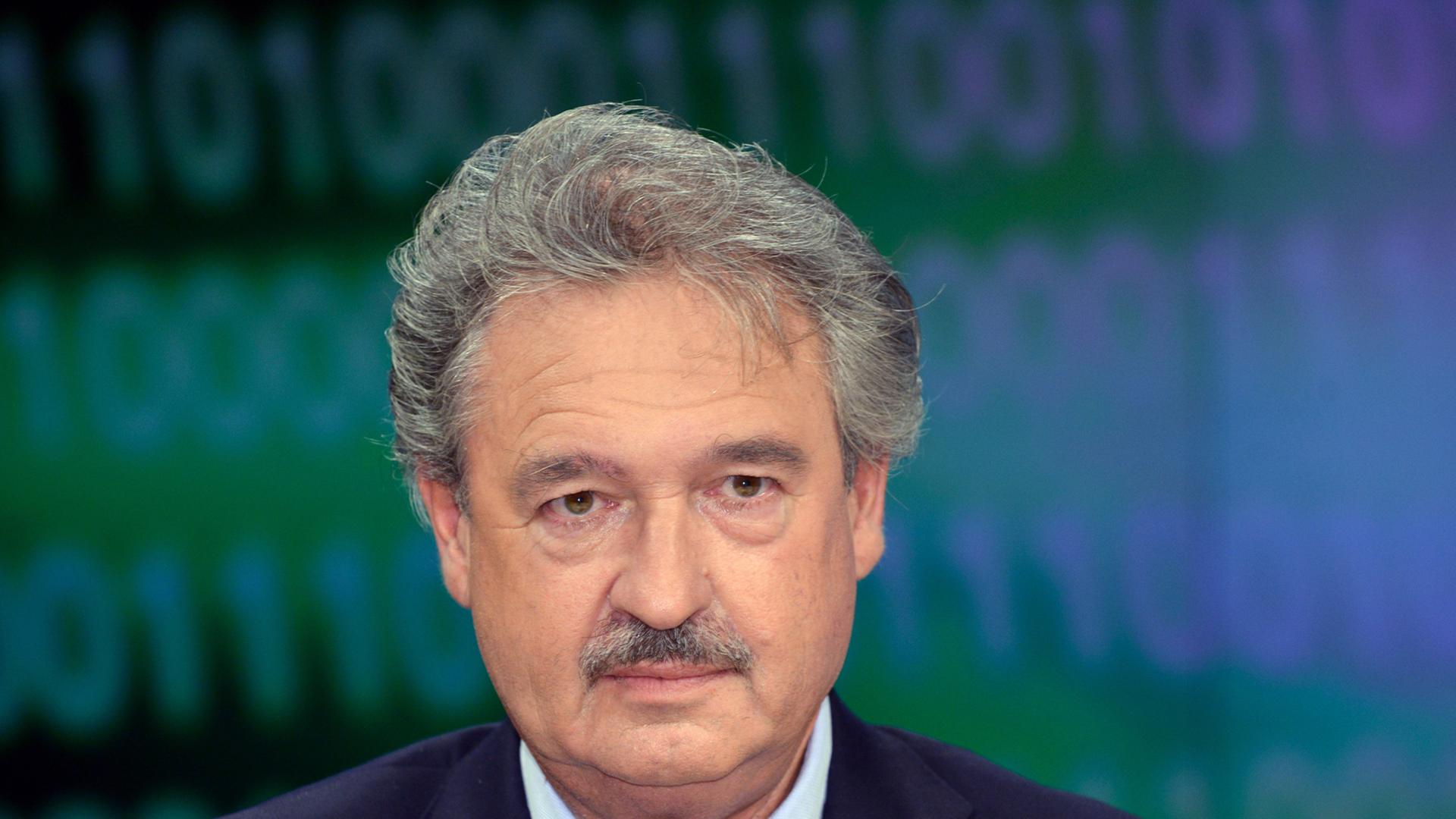 Eine Portraitaufnahme des Außenminister Luxemburgs, Jean Asselborn, der einen dunklen Anzug und eine gepunktete Krawatte trägt. Eine Portraitaufnahme des Außenminister Luxemburgs, Jean Asselborn, der einen dunklen Anzug und eine gepunktete Krawatte trägt.