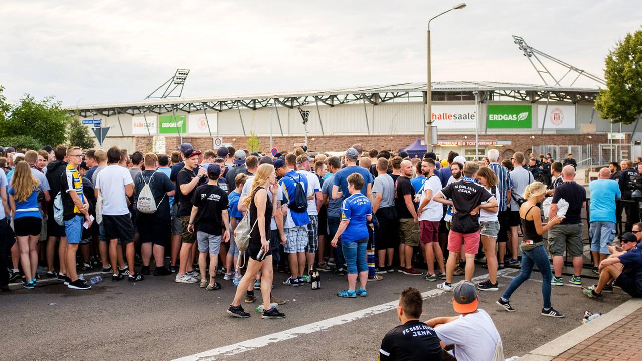 Ausgesperrte Fans vor einem Stadion Ausgesperrte Fans vor einem Stadion
