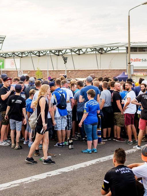 Ausgesperrte Fans vor einem Stadion