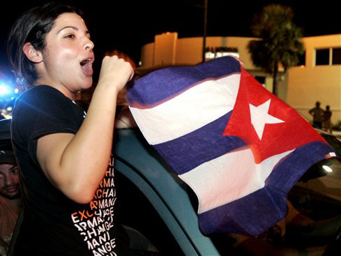 Eine Frau schwenkt in Miami eine kubanische Fahne, nachdem sie von der schweren Krankheit des kubanischen Staatspräsidenten Fidel Castro erfahren hat.