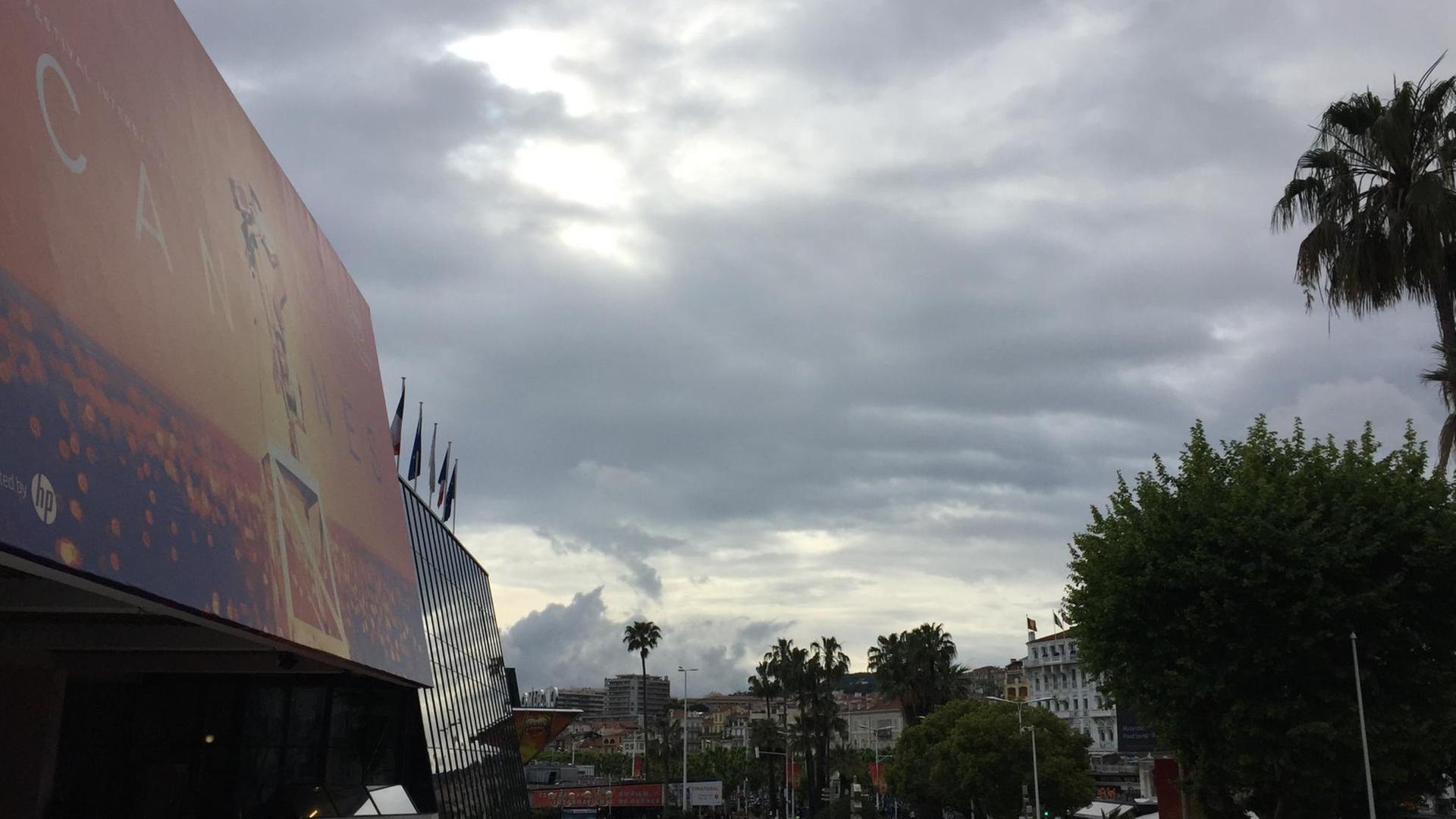 Ein grauer Wolkenhimmel über dem Filmfest-Palast und dem Vorplatz in Cannes. Ein grauer Wolkenhimmel über dem Filmfest-Palast und dem Vorplatz in Cannes.