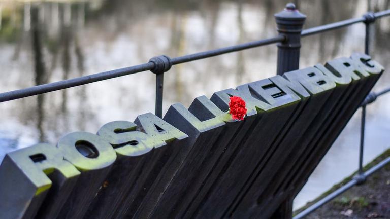 Ein Schriftzug mit dem Namen von Rosa Luxemburg steht am Landwehrkanal in Berlin. Das Denkmal stammt von Ralf Schüler und Ursulina Schüler-Witte. Ein Schriftzug mit dem Namen von Rosa Luxemburg steht am Landwehrkanal in Berlin. Das Denkmal stammt von Ralf Schüler und Ursulina Schüler-Witte.