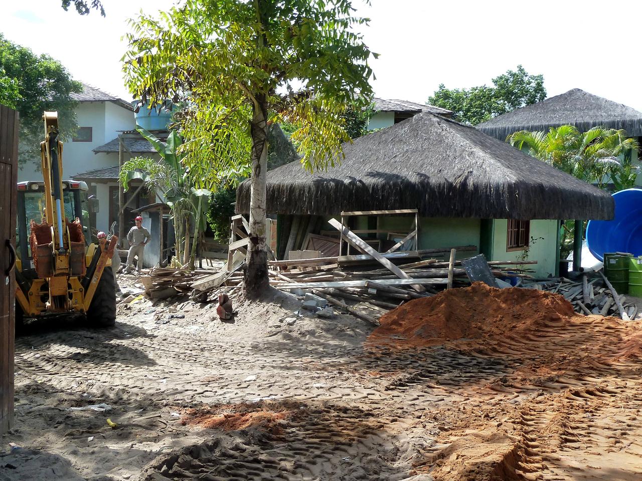 Ein Blick durch die Arbeiterzufahrt auf das Gelände von Campo Bahia Ein Blick durch die Arbeiterzufahrt auf das Gelände von Campo Bahia