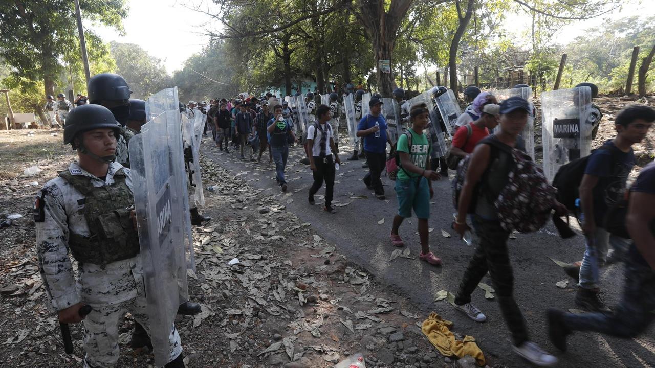 Mitglieder der mexikanischen Nationalgarde halten Migranten in der Nähe von Tapachula auf. Mitglieder der mexikanischen Nationalgarde halten Migranten in der Nähe von Tapachula auf.