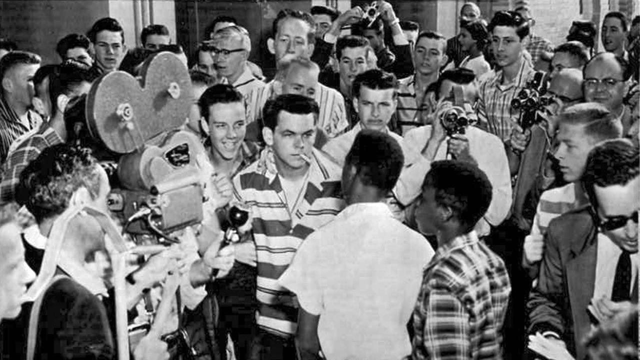 Little Rock, Arkansas: 9. September 1957. Weiße Studenten an der North Little Rock High School verwehren sechs schwarzen Kommilitonen den Zutritt Little Rock, Arkansas: 9. September 1957. Weiße Studenten an der North Little Rock High School verwehren sechs schwarzen Kommilitonen den Zutritt