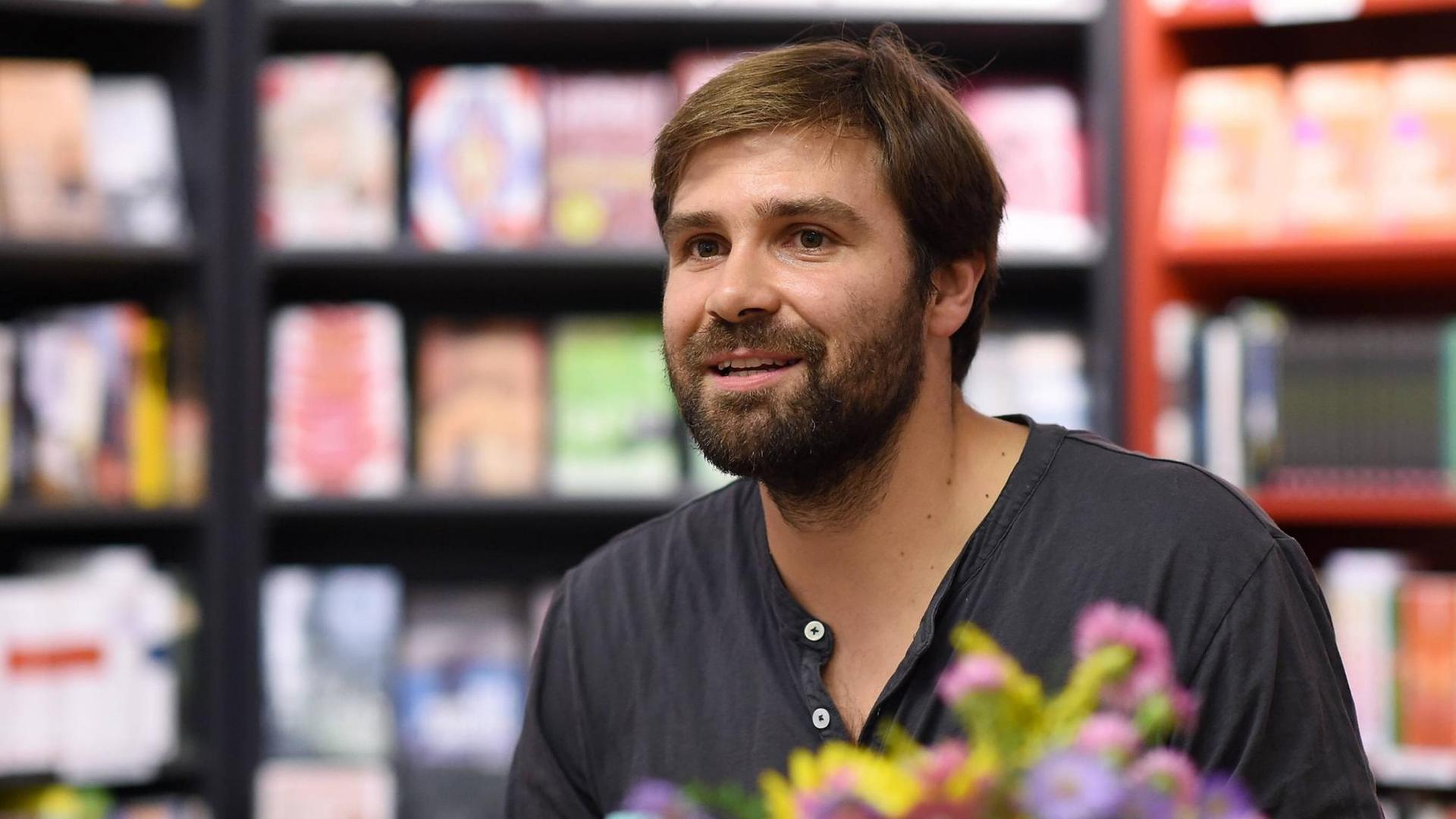 Ex - Nationalspieler und Ex -Walter Tigers Spieler Johannes Herber bei einer Lesung in Tübingen. Ex - Nationalspieler und Ex -Walter Tigers Spieler Johannes Herber bei einer Lesung in Tübingen.