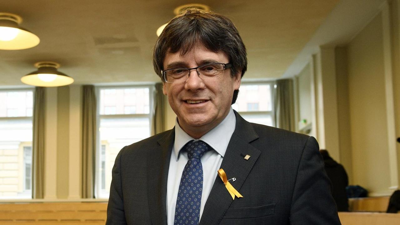 Carles Puigdemont bei einer Veranstaltung in Helsinki vor einem Hörsaal mit leeren Bänken. Carles Puigdemont bei einer Veranstaltung in Helsinki vor einem Hörsaal mit leeren Bänken.