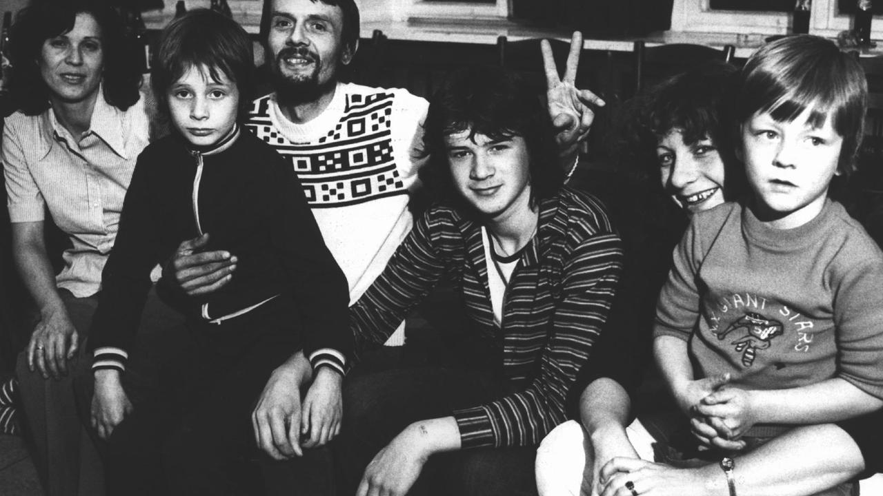 Gruppenbild von den zwei Familien, die 1979 per Ballon aus der DDR flohen.
Gruppenbild von den zwei Familien, die 1979 per Ballon aus der DDR flohen.