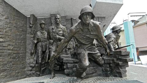 Denkmal des Warschauer Aufstands am Krasinski Platz in Warschau am 04.07.14. Hier befand sich zur Zeit des Aufstands ein Einstiegsschacht in einen Kanal, durch den die Menschen vor den Deutschen flohen.