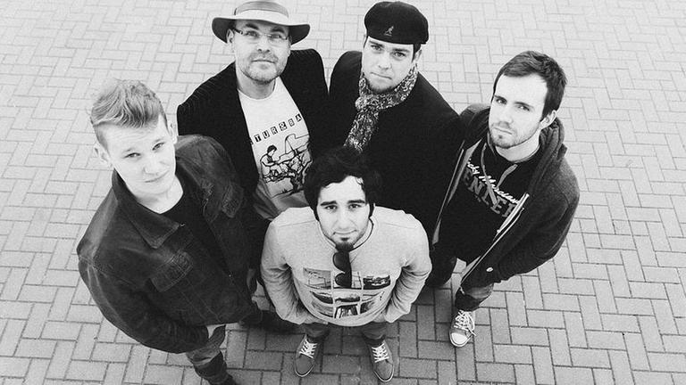 Michael Meier, Artur Apinyan, Ole Weichbrodt, Peter Hartmann und Johann Putensen sind Artur und Band. Michael Meier, Artur Apinyan, Ole Weichbrodt, Peter Hartmann und Johann Putensen sind Artur und Band.