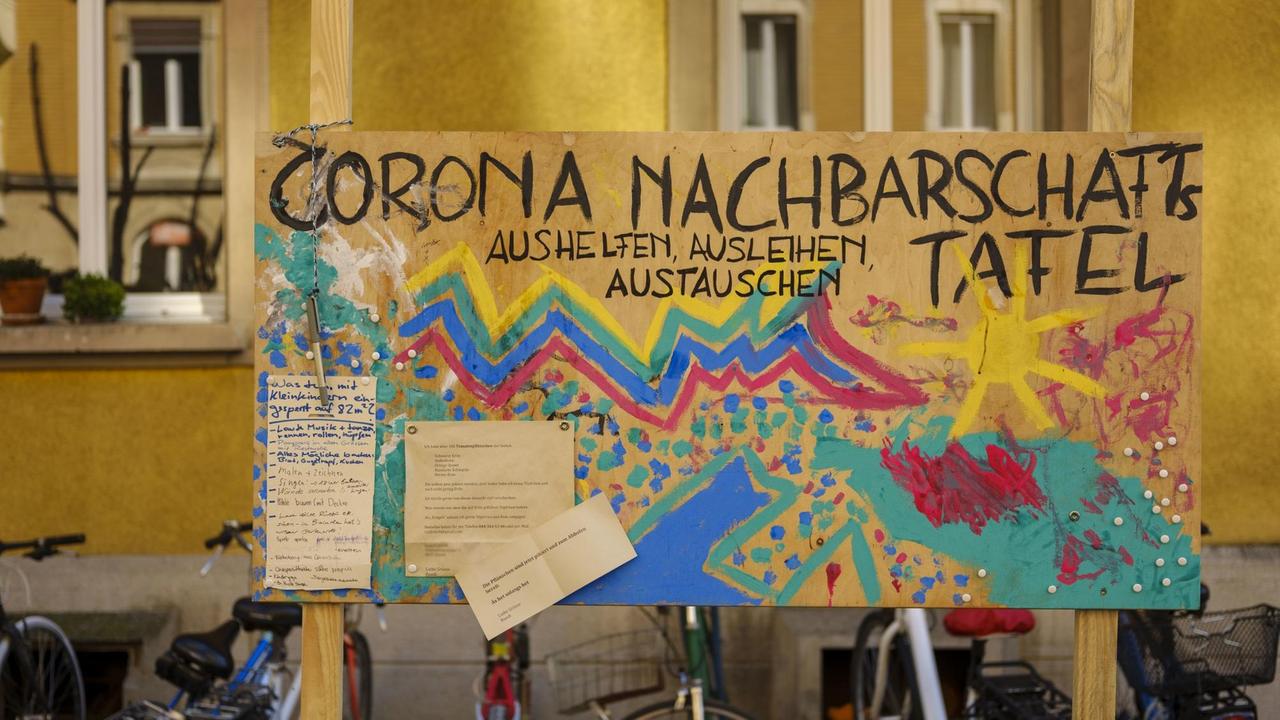 "Aushelfen Ausleihen Austauschen" steht auf der Corona-Nachbarschaftstafel an der Ruetschistrasse in Zürich. "Aushelfen Ausleihen Austauschen" steht auf der Corona-Nachbarschaftstafel an der Ruetschistrasse in Zürich.