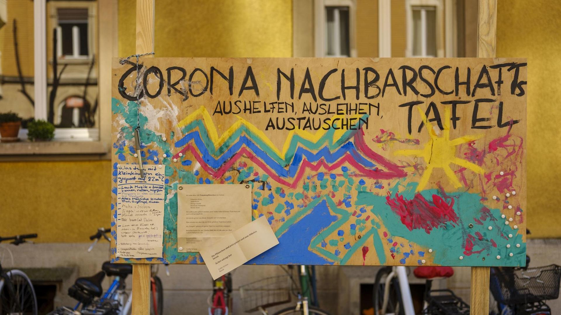 "Aushelfen Ausleihen Austauschen" steht auf der Corona-Nachbarschaftstafel an der Ruetschistrasse in Zürich. "Aushelfen Ausleihen Austauschen" steht auf der Corona-Nachbarschaftstafel an der Ruetschistrasse in Zürich.
