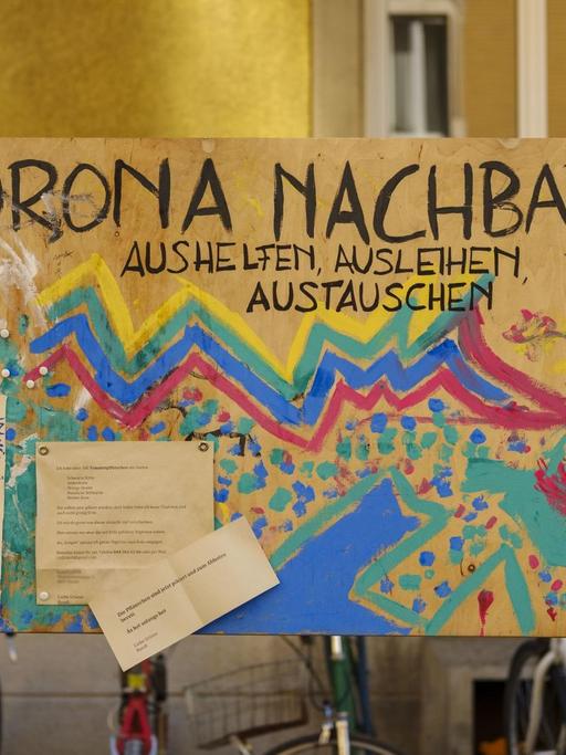 "Aushelfen Ausleihen Austauschen" steht auf der Corona-Nachbarschaftstafel an der Ruetschistrasse in Zürich.