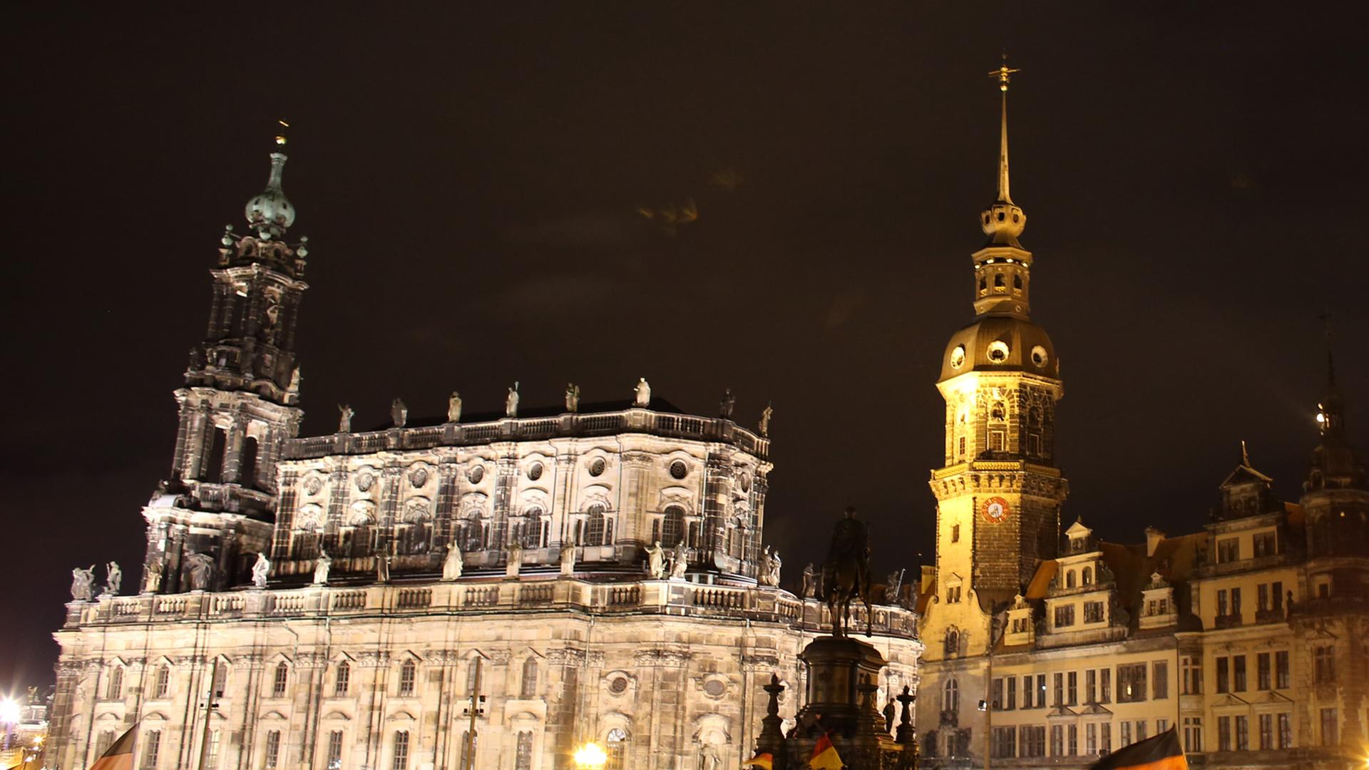 Anhänger des "Pegida"-Bündnisses (Patriotische Europäer gegen die Islamisierung des Abendlandes) demonstrieren in Dresden gegen die angebliche Überfremdung durch Flüchtlinge und schwenken Deutschlandfahnen. Anhänger des "Pegida"-Bündnisses (Patriotische Europäer gegen die Islamisierung des Abendlandes) demonstrieren in Dresden gegen die angebliche Überfremdung durch Flüchtlinge und schwenken Deutschlandfahnen.