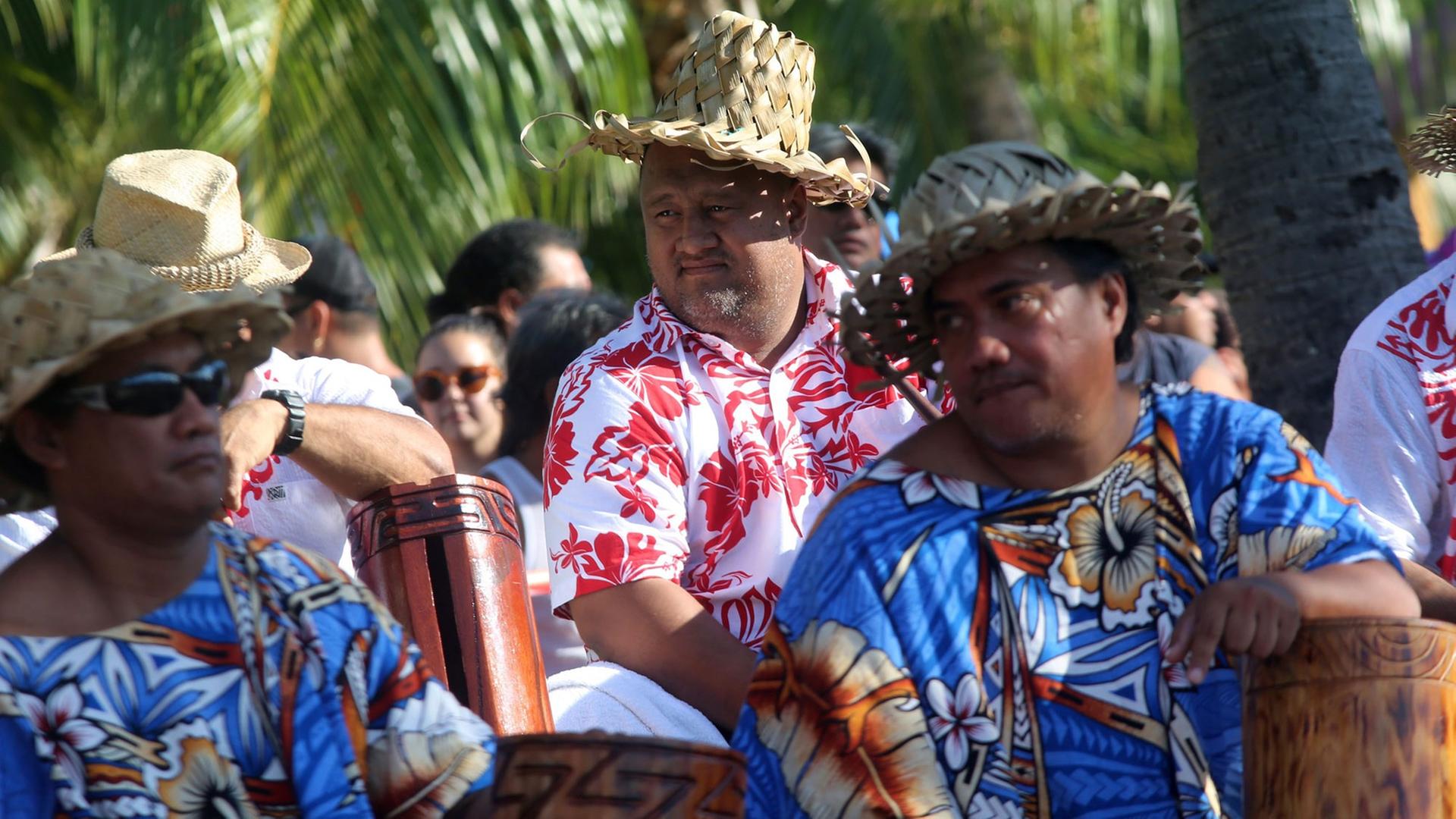 Männer mit Musikinstrumenten: Tahitianische Folklore für die Touristen