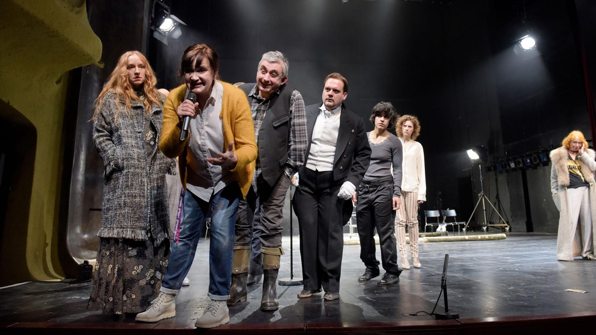 V.l.n.r.: Brigitte Hobmeier, Annette Paulmann, Gundars Āboliņš, Samouil Stoyanov, Mariann Yar, Julia Riedler, Ilse Ritter in der Aufführung "Der Kirschgarten" V.l.n.r.: Brigitte Hobmeier, Annette Paulmann, Gundars Āboliņš, Samouil Stoyanov, Mariann Yar, Julia Riedler, Ilse Ritter in der Aufführung "Der Kirschgarten"