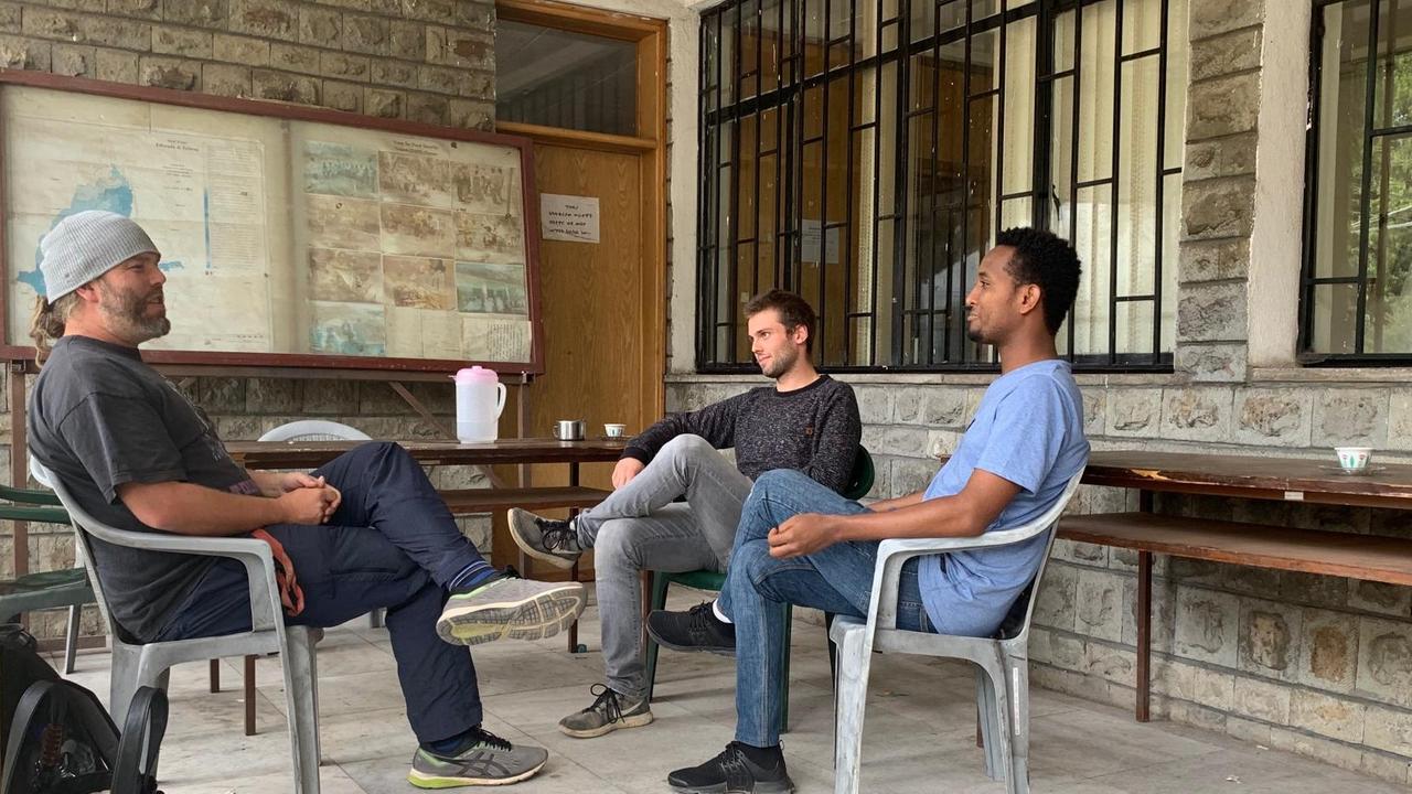 Kaffeepause: Dr. Peter Borchardt, Joshua Twatdawa (Uni Hamburg) und sein äthiopischer Kommilitone Abel Feyisa auf einer Terrasse im Universitätsgebäude in Addis Abeba, Äthiopien.