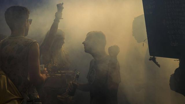Feiernde Menschen im Trockeneisnebel beim Alternativen Musicfestival in Drebkau-Casel / Brandenburg