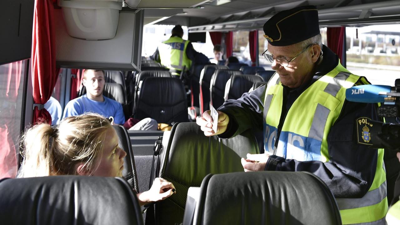 Ausweiskontrolle auf der schwedischen Seite der Öresund-Brücke Ausweiskontrolle auf der schwedischen Seite der Öresund-Brücke