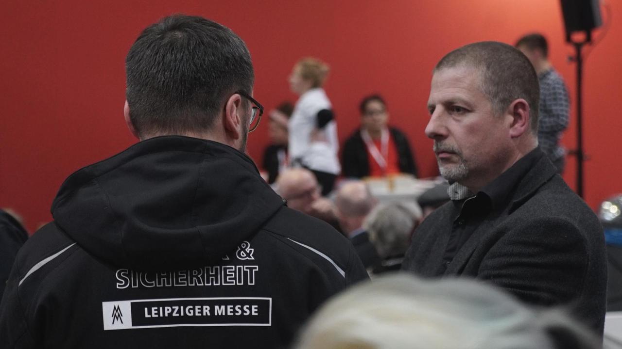 Götz Kubitschek im Gespräch mit einem Vertreter des Sicherheitsdienstes vor Beginn seiner Veranstaltung.